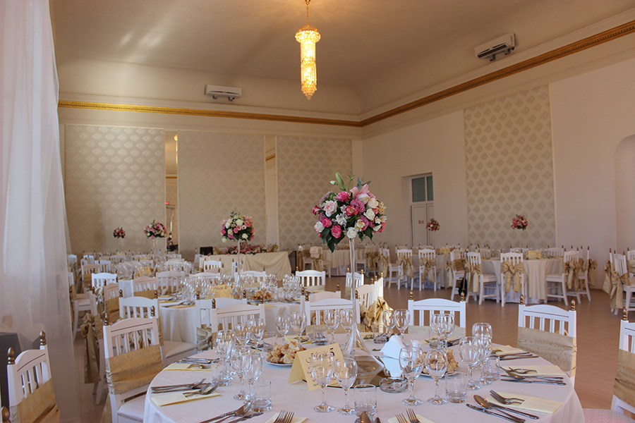 A képzés helyszínéül szolgáló terem, esküvői díszben. Forrás: mileniumevents.ro
