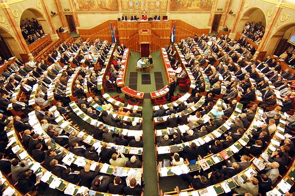 Képviselői mellékjövedelmek: havi egymillió a Parlament tévéért
