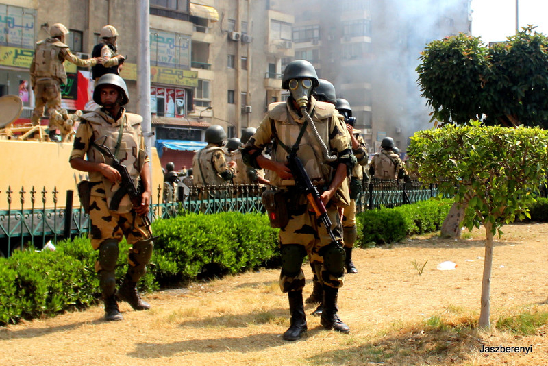 Újabb vérengzés Kairóban, a hadsereg iszlamista tömegtüntetéseket oszlat - fotógaléria