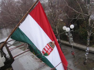 A Páll Sándor által kitűzött zászló az óbecsei városházán. Ezt is ellopták... (Forrás: http://archiv.magyarszo.com/arhiva/2006/02/25/main.php?l=b5.htm )