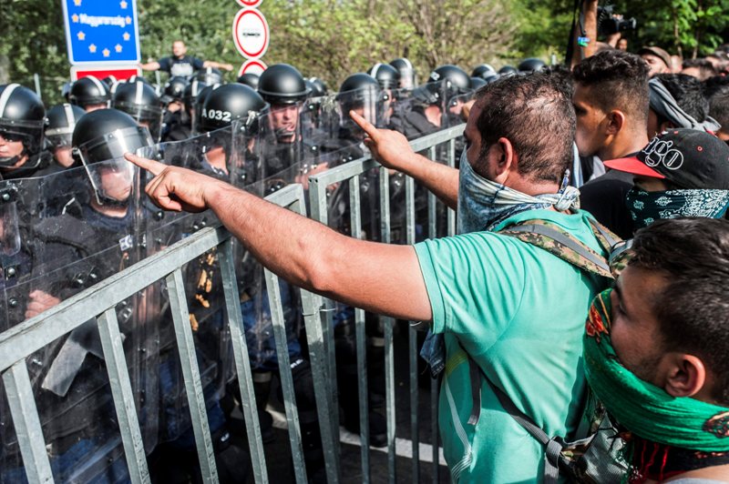 „A rendőrség eszkalálta az eseményeket” – egy volt rendőrparancsnok a röszkei csatáról