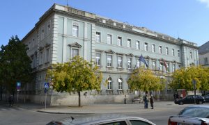 Megszöktek az elítélt áfacsalók, mire a Szolnoki Törvényszéknek sikerült írásba foglalnia a házi őrizetről szóló végzést