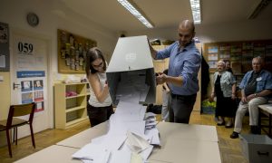 Szavazatvásárlás, láncszavazás, voksturizmus - csalások és gyanús esetek az őszi választásokon