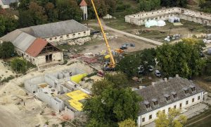 Műemlék épületeket is átalakítanak az Orbán-család hatvanpusztai építkezésén - drónfelvételek