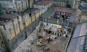 Most Ferencvárosban kezdődött buldózeres műemlékfelújítás, 180 éves épületet bontanak