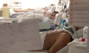 A kórházban ápolt koronavírus-fertőzöttek több mint tíz százaléka gépi lélegeztetésre szorul