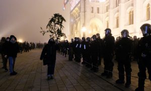 Eddig 57 embert állítottak elő a rendőrök a tüntetésekről, közülük 13-at őrizetbe vettek