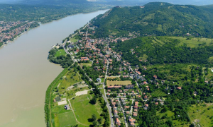 Feketeöves NER-lovagok sürgölődnek Visegrádon, a kormány milliárdokat tol a Duna-kanyarba