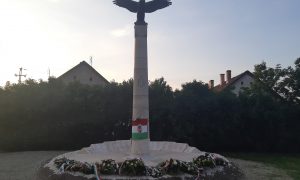 Szentendrén egy három éve felavatott Turul szobrot avattak újra