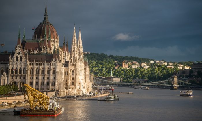 Dunai Hajóbaleset Az Elsüllyedt Turistahajót Vizsgálják