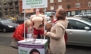 Durvul a zuglói kampány: guminőt is bevetettek a szocialisták a civil jelölt ellen