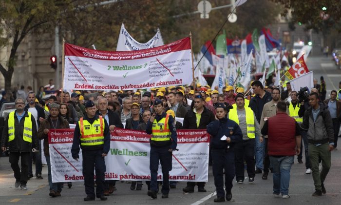 Szakszervezetek Demonstrációja A Cafeteria Visszaállításá?