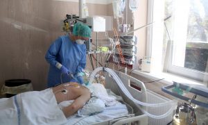 A lélegeztetőgép személyzet nélkül semmit sem ér, mondja egy covidos betegeket kezelő orvos