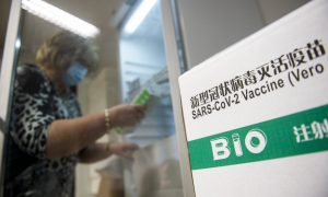 „A vakcinák keverése a szervezetére veszélyt jelenthet” - írta az információs vonal