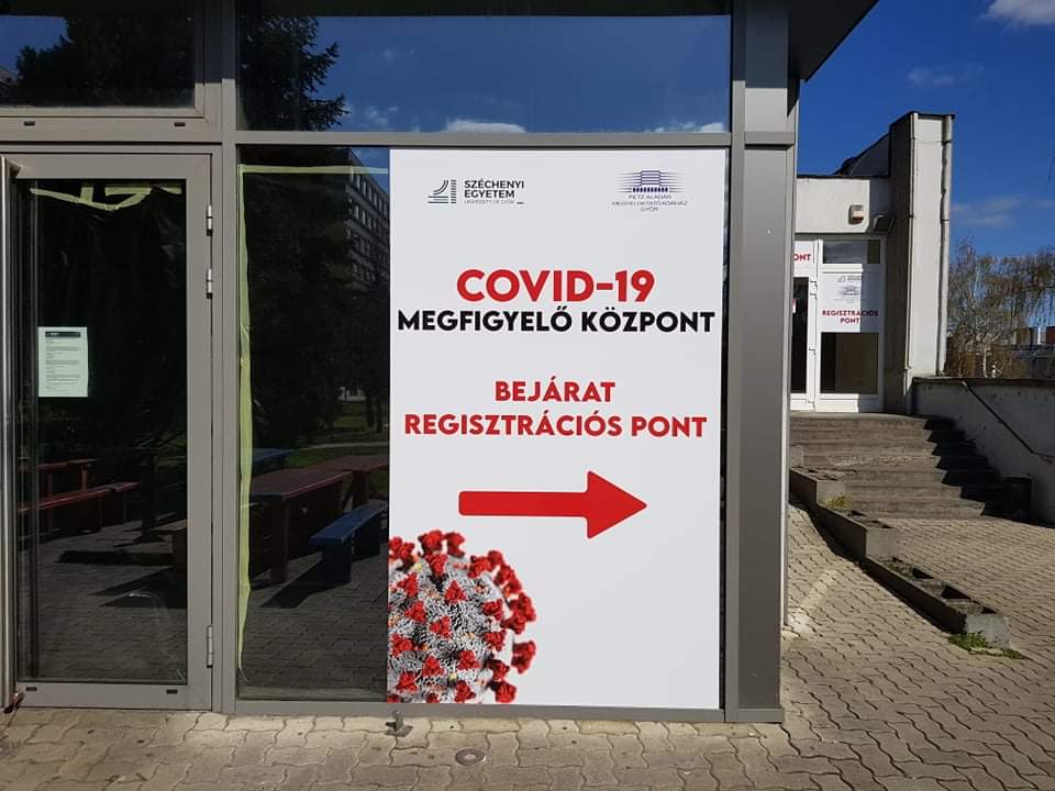 Útbaigazító tábla a győri koronavírus-megfigyelőközponthoz