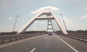 Továbbra sincs nyomvonala az M8-as autópályának a Duna-Tisza között, pedig az 53 milliárdos híd 11 éve elkészült
