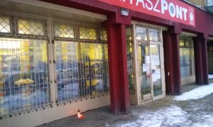 A KaritászPONT bejáratánál halt megy egy hajléktalan karácsonykor Miskolcon