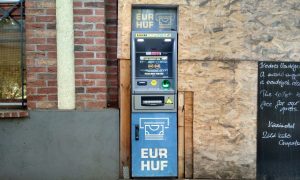 Egy OSB-lapba tákolt ATM a Városliget legújabb gyöngyszeme