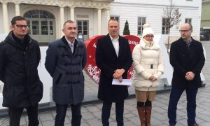 Élesedik a fehérvári cicaharc, az ellenzék elhatárolódást vár a rabszolgatörvénytől