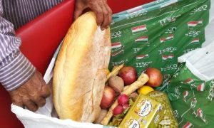 Nem oszthat tovább élelmiszeradományt a jótékonykodással kampányoló képviselőjelölt egyesülete Komlón