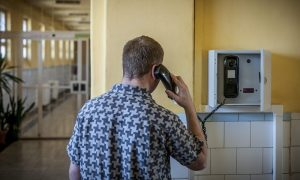 Hiába van mobiljuk a raboknak börtönben, még mindig csempésznek be telefonkészülékeket