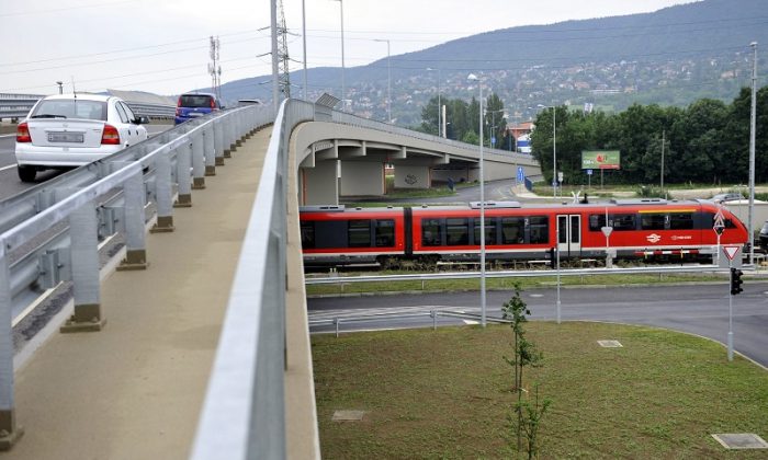 Átadták A Budapest Esztergom Vasútvonal Beruházáshoz Kapcso