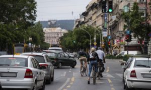 Lerakták az autót a budapestiek a kijárási korlátozás alatt, alig fogyott az üzemanyag