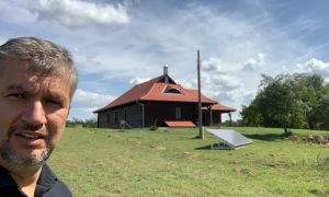 Hadházy: Varga Gábor fideszes képviselő kifelejtett egy uniós támogatással épített vendégházat a vagyonbevallásából