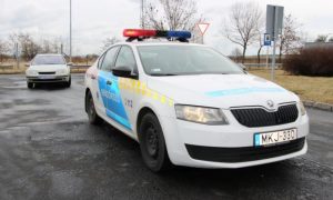 A kék-piros villogó mellett karjelzéssel, hangszóróval vagy szöveges felirattal szedhetnek ki egy járművet a forgalomból a hatóság emberei