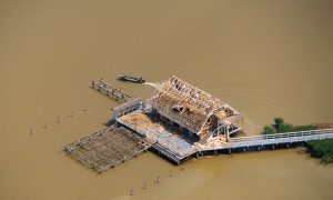 A lebontott cölöpházak tulajdonosaitól 88 millió forintot követel a Fertő tónál építkező állami cég a bontási költségekre