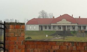 Ceglédi nagyfeszültségű vezeték: a helyiek küzdenek, a Fidesz-elnök családja árulja a 100 milliós ingatlanát