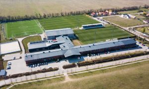 Közel kétmilliárd forintért fejlesztheti a telki futballparadicsomot a Mészáros-gyerekek cége