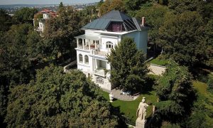 Luxusvillába cuccolt Rogán bizalmasa, Orbán fekete öves neonácikkal pózolt - Heti lapszemle