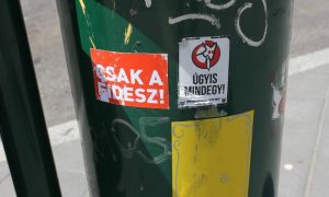 A Fideszt nem, de a Kutyapártot megbüntette a VII. kerületi közterület-felügyelet egy matricáért