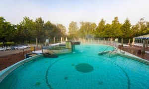 Szlovéniai wellnesshotelt vesz és trieszti kikötőt épít a magyar kormány