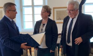Matolcsy György doktori címet kapott, a fesztiválozók Orbán Viktort nézhetik