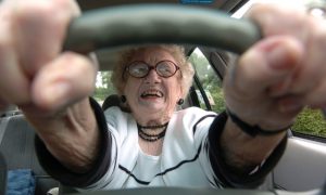 eVoks: A többség nem korlátozná az idősek autóvezetését