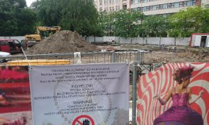 Durva betonozás zajlik az Erzsébet téren az óriáskerék miatt