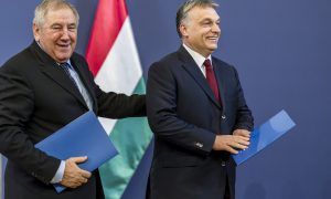 Így egyesíti erőit Orbán Viktor és a csalónak tartott ex-pólóbíró