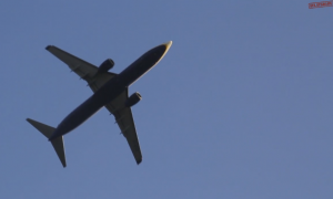 Fél kézzel megállítja a repülőt – így állapodott meg a képviselő és a polgármester a lakosság érdekében