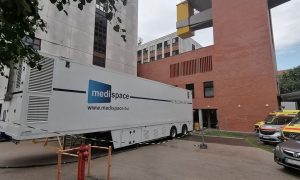 Egészségügyi államosítás Szegeden: einstand után egy kamionban vizsgálják a betegeket