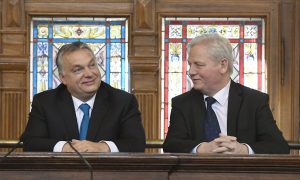 Tarlós István szóbeli tanácsokat ad Orbán Viktornak, de a fizetését titkolják