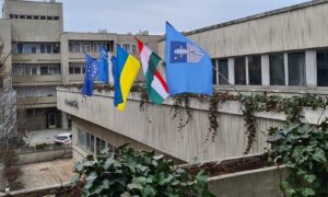 Kitűzték az ukrán zászlót Szombathelyen, befutó helyet kapott Kósa a Fidesz listáján