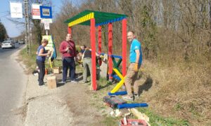 A kétfarkúak „hivalkodó román színű” buszvárója miatt tettek panaszt