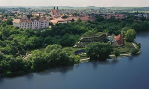 Két év várakozás után, ősszel lehet népszavazás a tatai Öreg-tóhoz tervezett óriáshotelről