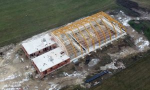 Drónfelvétel: elakadt a pilisvörösvári tanuszoda építése, fedetlenül áll a faszerkezet