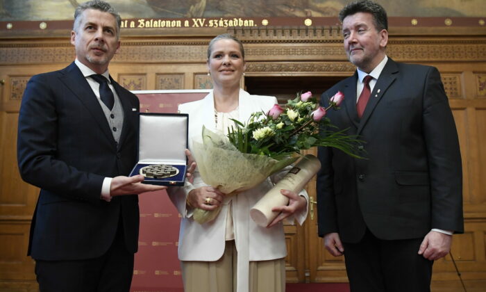 Rákay Philip és neje Nemzeti Emlék-őr díjat, Mészáros Lőrinc naperőmű-támogatást kapott