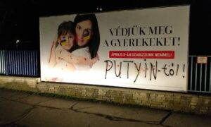 Kérdések nélküli közmeghallgatás volt Debrecenben; plakátper indult Pécsett