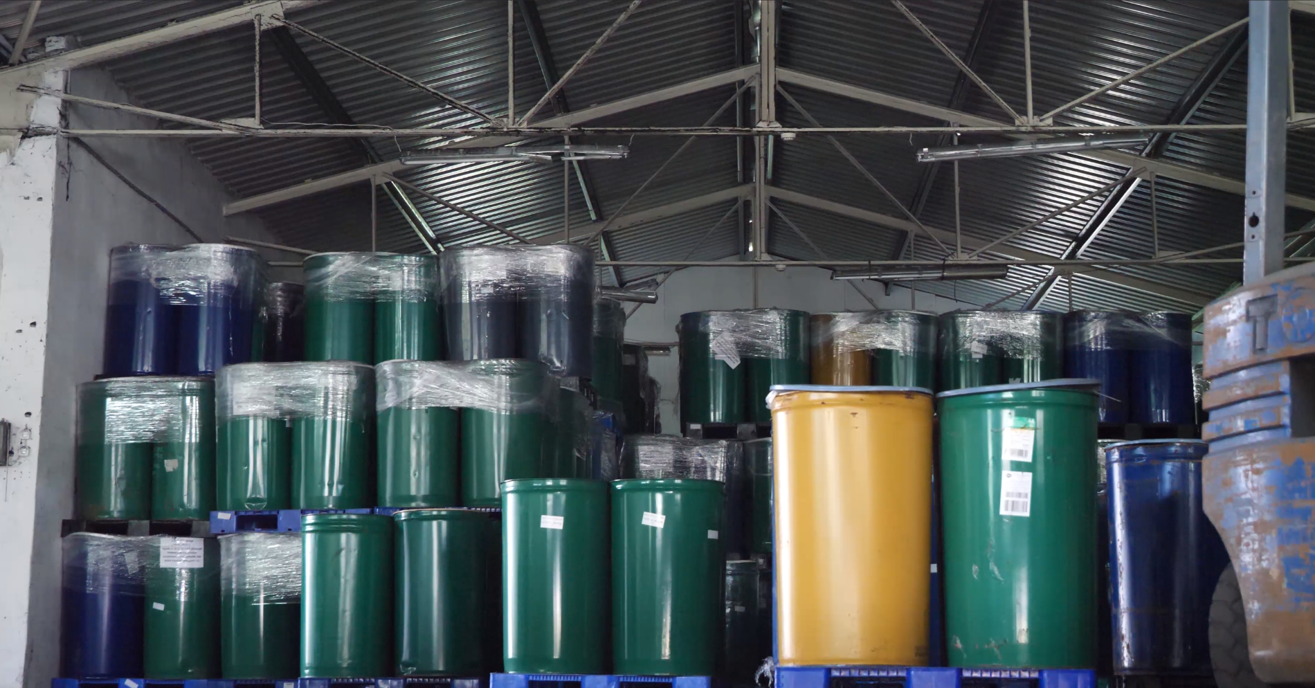 Illegális akku-hulladék raktárra bukkantak Ikladon: a rendőrség és a katasztrófavédelem is kivonult