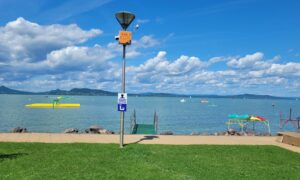 Balaton: feleannyi strandoló júniusban, tizedével kevesebb szállásfoglalás és a 2022-es adatokkal válaszoló MTÜ